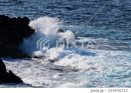 残波岬の荒ぶる波 残波岬の荒ぶる波 135450713