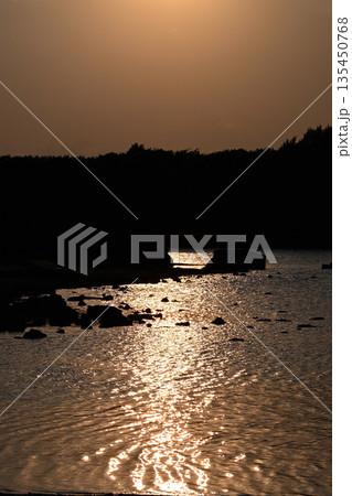 奥武島（オー島）の日没 135450768