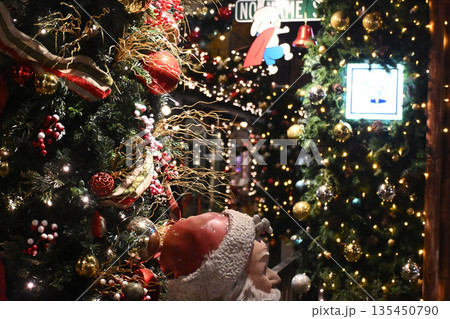 クリスマスイルミネーションの光の洪水 135450790