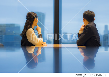 ホテルのレストランのカップル　　　 135450795