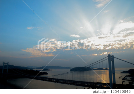 天使の梯子と海面の反射、広い空のある風景 天使の梯子と海面の反射、広い空のある風景 135450846