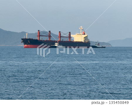 タグボートに伴走される大型バルクキャリア（瀬戸内の海） 135450849