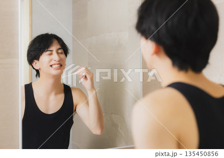 歯磨きをする男性 135450856