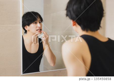 歯磨きをする男性 歯磨きをする男性 135450858