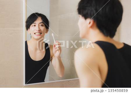 歯磨きをする男性 歯磨きをする男性 135450859