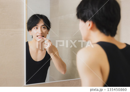歯磨きをする男性 135450860