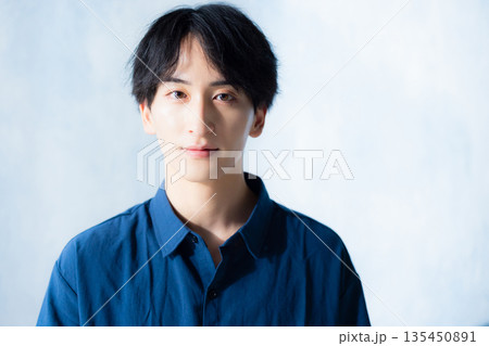 ネイビーのシャツの男性　 135450891