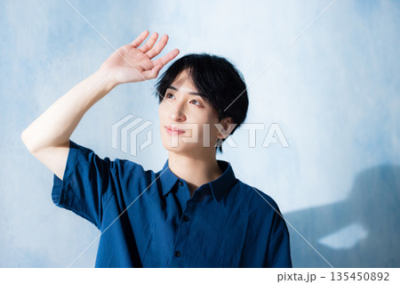 ネイビーのシャツの男性　 135450892