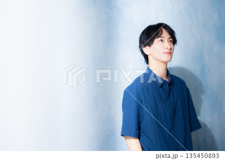 ネイビーのシャツの男性　 135450893