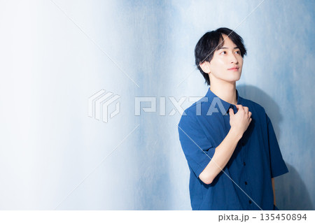 ネイビーのシャツの男性　 135450894