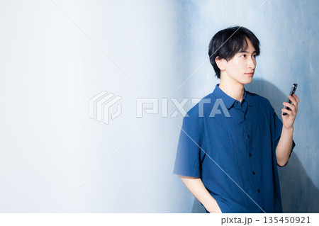 ネイビーのシャツの男性　　 135450921