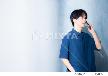 ネイビーのシャツの男性　　 135450922