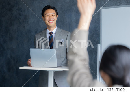 セミナーで登壇する男性 135451094