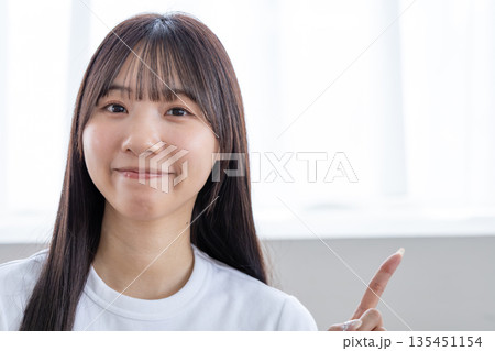 若い女性 指さし 若い女性 指さし 135451154