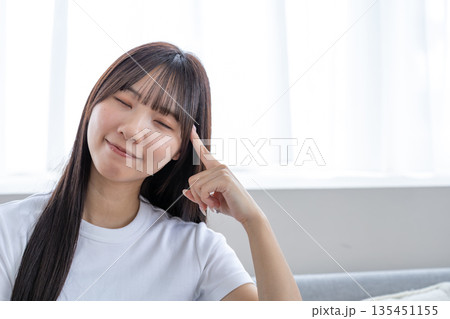 悩む若い女性 悩む若い女性 135451155