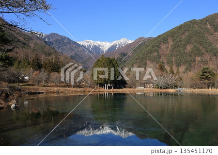 雪をまとった中央アルプスを望む12月の長野県駒ヶ根市 駒が池の冬景色 雪をまとった中央アルプスを望む12月の長野県駒ヶ根市 駒が池の冬景色 135451170
