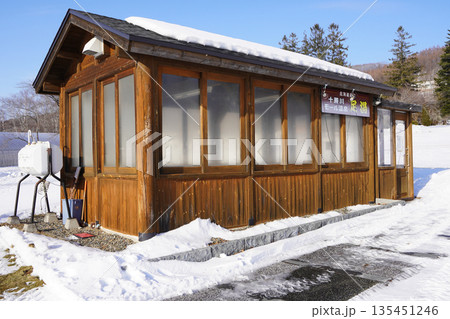 冬季閉鎖中の十勝川モール温泉の足湯（十勝が丘公園） 135451246