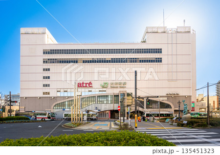 JR大井町駅の駅舎外観と駅前ロータリーの街並み景観(品川区) JR大井町駅の駅舎外観と駅前ロータリーの街並み景観(品川区) 135451323