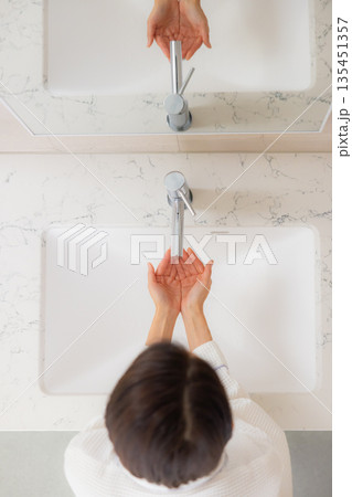 バスローブの女性　　　　 135451357