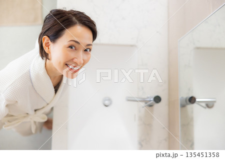 バスローブの女性 バスローブの女性 135451358