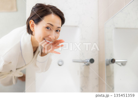 バスローブの女性　　　　 135451359