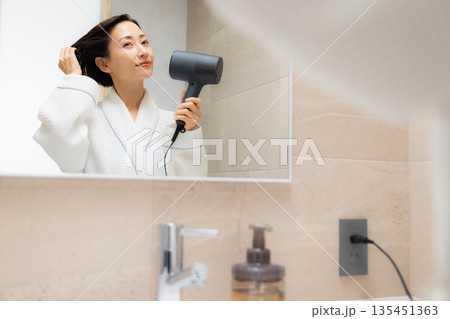 ヘアドライヤーを使う女性 ヘアドライヤーを使う女性 135451363