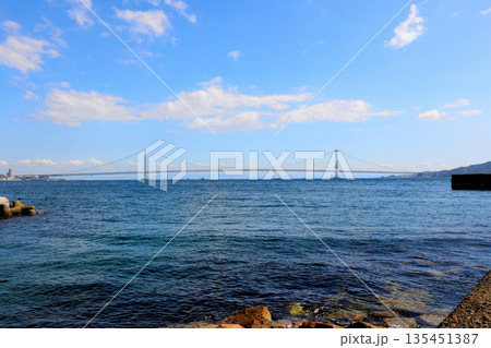 明石港から明石海峡大橋を望む 明石港から明石海峡大橋を望む 135451387