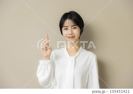 白いブラウスのビジネスウーマン　 135451421