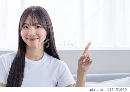 若い女性 指さし 若い女性 指さし 135451669