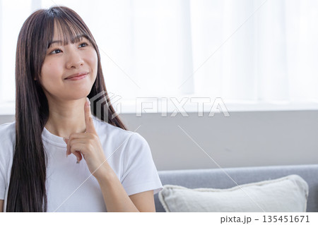 考える若い女性 135451671