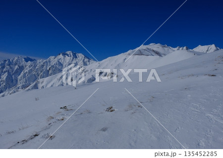 青空に広がる雪山と稜線の風景 135452285