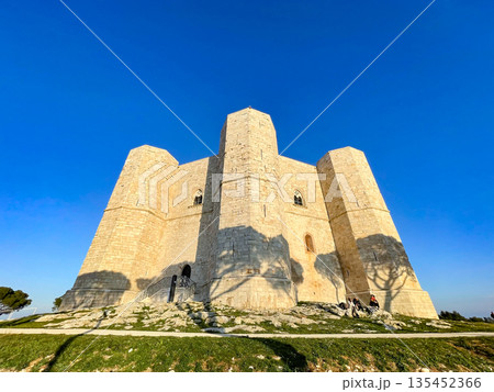 イタリアの世界遺産　カステル・デル・モンテ 135452366