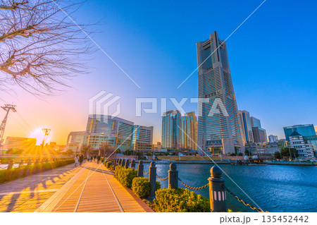 日本の横浜都市景観1月13日。汽車道から横浜ランドマークタワーや夕日などを望む 日本の横浜都市景観1月13日。汽車道から横浜ランドマークタワーや夕日などを望む 135452442