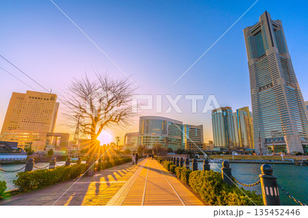 日本の横浜都市景観1月13日。汽車道から横浜ランドマークタワーや夕日などを望む 日本の横浜都市景観1月13日。汽車道から横浜ランドマークタワーや夕日などを望む 135452446