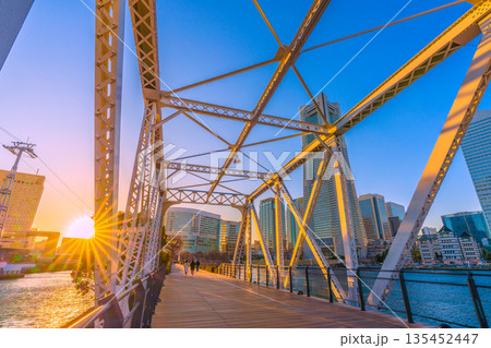日本の横浜都市景観1月13日。汽車道から横浜ランドマークタワーや夕日などを望む 135452447