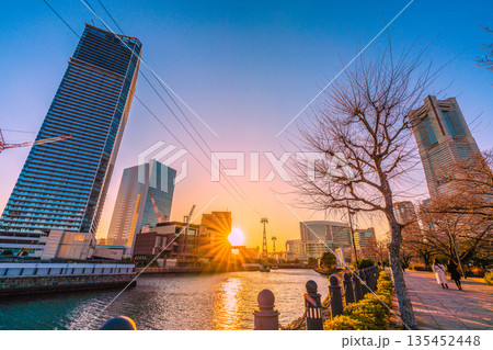 日本の横浜都市景観1月13日。汽車道から横浜ランドマークタワーや夕日などを望む 135452448