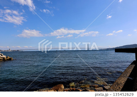 明石港から明石海峡大橋を望む 明石港から明石海峡大橋を望む 135452629