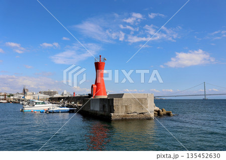明石港東外港西防波堤灯台越しに明石海峡大橋を望む 明石港東外港西防波堤灯台越しに明石海峡大橋を望む 135452630