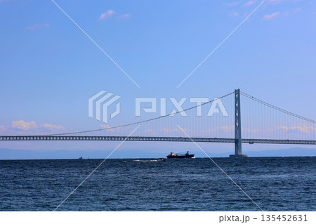 明石港から明石海峡大橋を望む 明石港から明石海峡大橋を望む 135452631