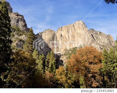 紅葉に染まる岩山 135452663