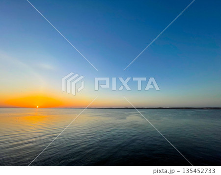 エジプト・アブシンベル　ナセル湖の日の出 135452733