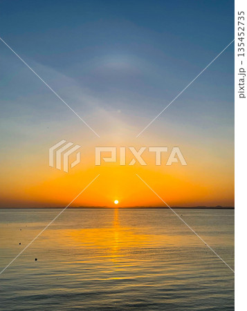 エジプト・アブシンベル　ナセル湖の日の出 135452735