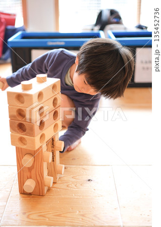 木のブロックで遊ぶ男の子 木のブロックで遊ぶ男の子 135452736