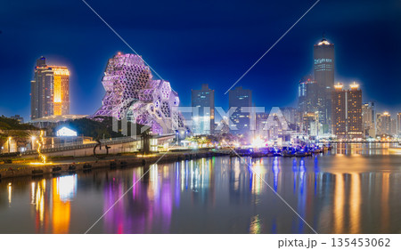 台湾 高雄ベイエリア 夜景 台湾 高雄ベイエリア 夜景 135453062