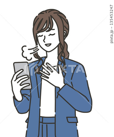スマホを見て安心するオフィスカジュアルの女性 135453247