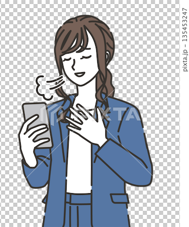 スマホを見て安心するオフィスカジュアルの女性 135453247