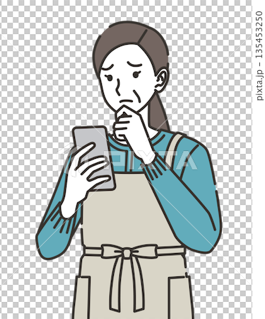 一位擔心自己智慧型手機的家庭主婦 一位擔心自己智慧型手機的家庭主婦 135453250