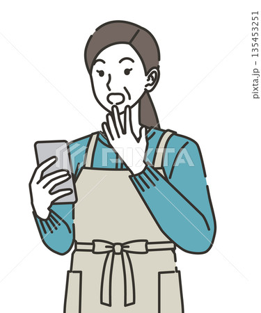 スマートフォンを見て驚く主婦のイラスト スマートフォンを見て驚く主婦のイラスト 135453251
