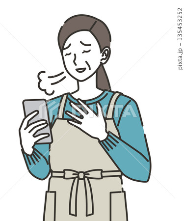 スマートフォンを見て安心する主婦のイラスト 135453252