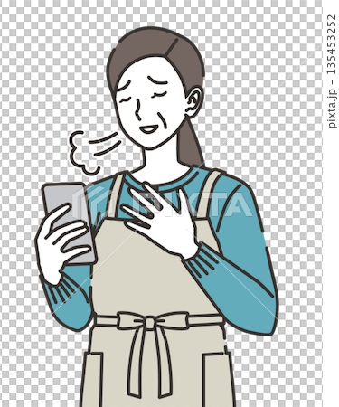 スマートフォンを見て安心する主婦のイラスト 135453252